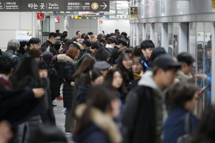 출근길에 지하철 9호선을 이용하는 시민들 (사진=연합뉴스) 